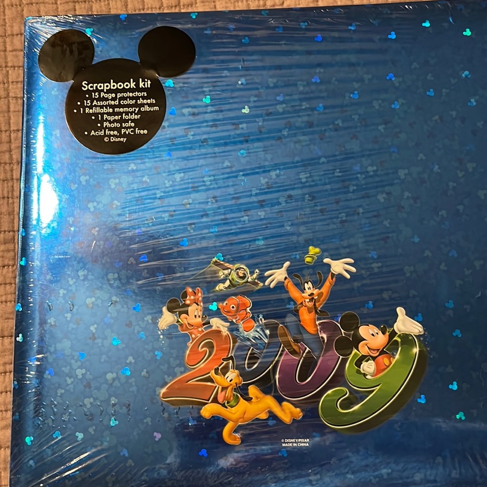 Disney official scrapbook 2009. NEW - Picture 3 of 4